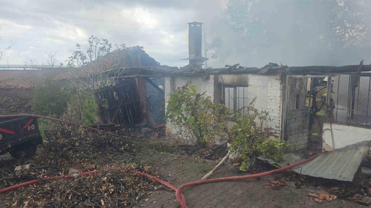 İzmir’deki Yangında 91 Yaşındaki Kadın Hayatını Kaybetti