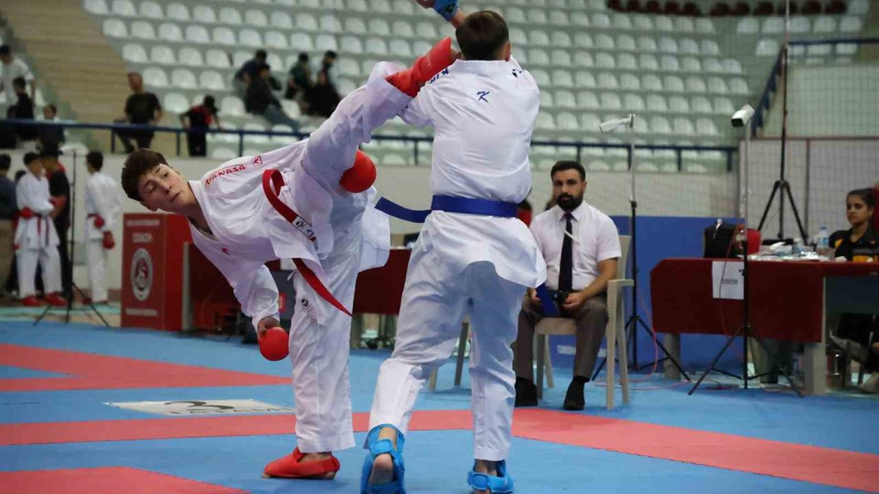 Elazığ'da 1200 Sporcu Karate Şampiyonası İçin Bir Araya Geldi
