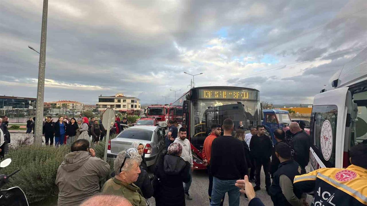 Ayvalık’ta Otobüs ile Araç Çarpıştı: 2 Yaralı