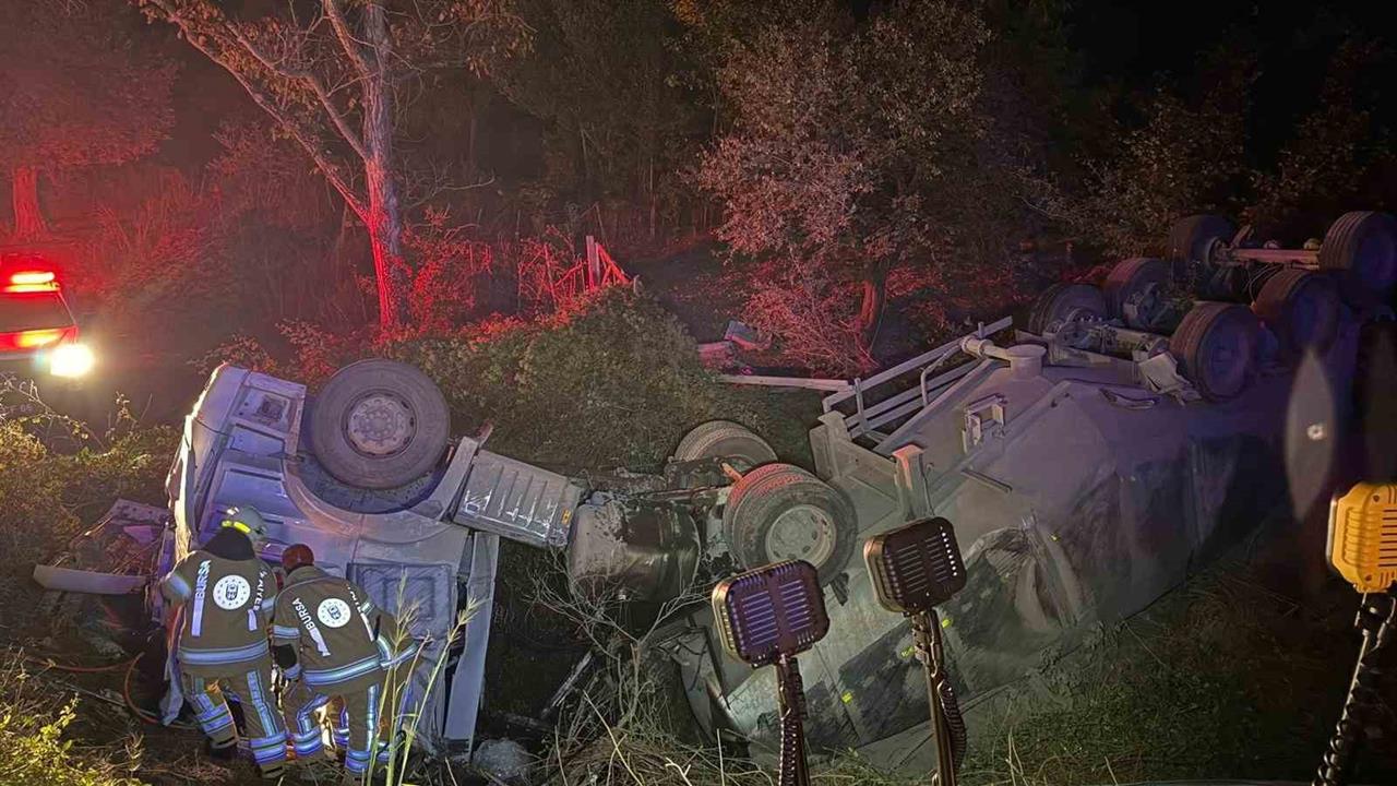 Bursa'da Tır Şarampole Yuvarlandı: 2 Yaralı