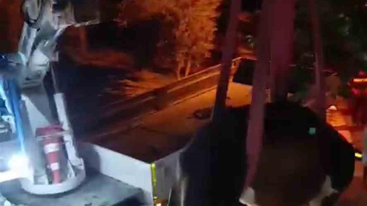 Hatay'da Mahsur Kalan İnek Vinçle Kurtarıldı