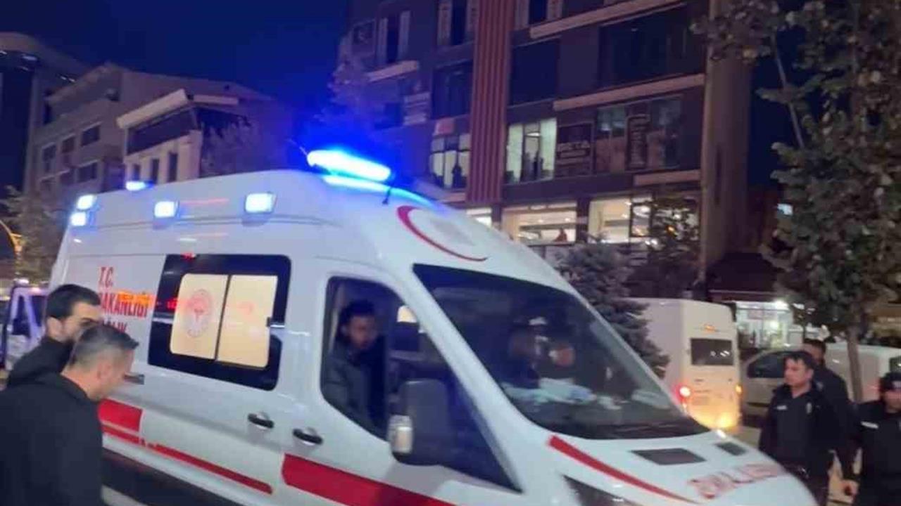 Yüksekova'da Bıçaklı Kavga: 1 Yaralı