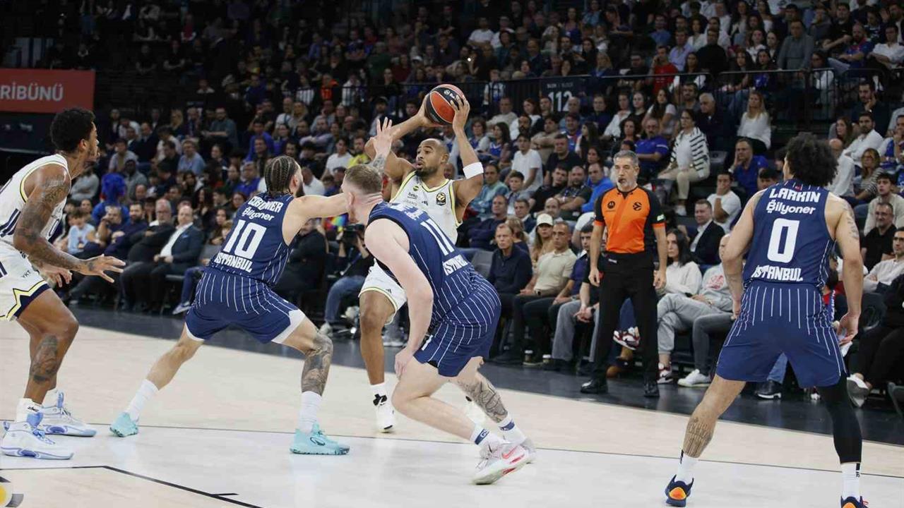 İstanbul'da Euroleague Derbisi: Fenerbahçe Galip Geldi