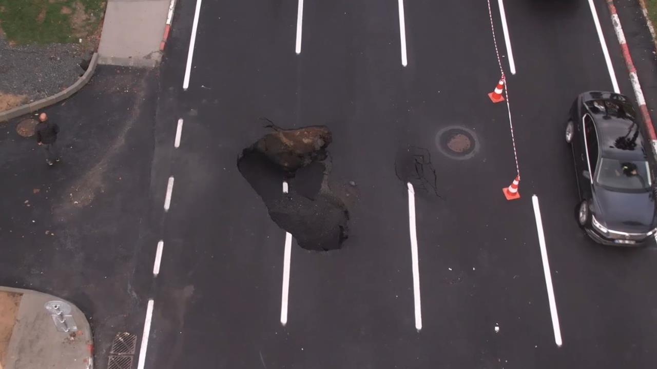 İstanbul'da Vatan Caddesi'nde Yol Çökmesi: Havadan Görüntüler Elde Edildi