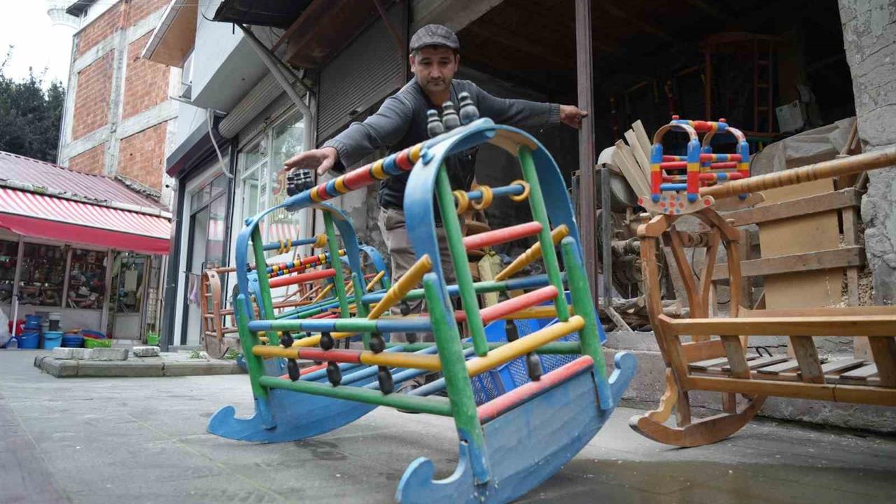 Ahşap Beşiğin Modern Beşiklere Direnişi: Çarşamba'da Usta Anlatıyor