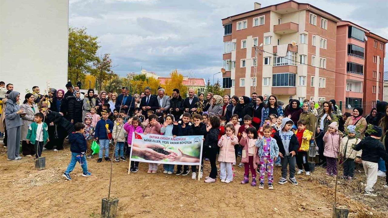 Bayburt'ta Anaokulu Öğrencileri Fidan Dikti