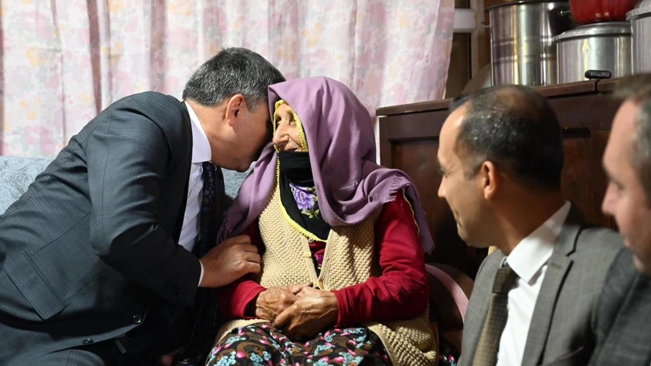 Erzurum'da Vali Çiftçi'den Annelere Ziyaret