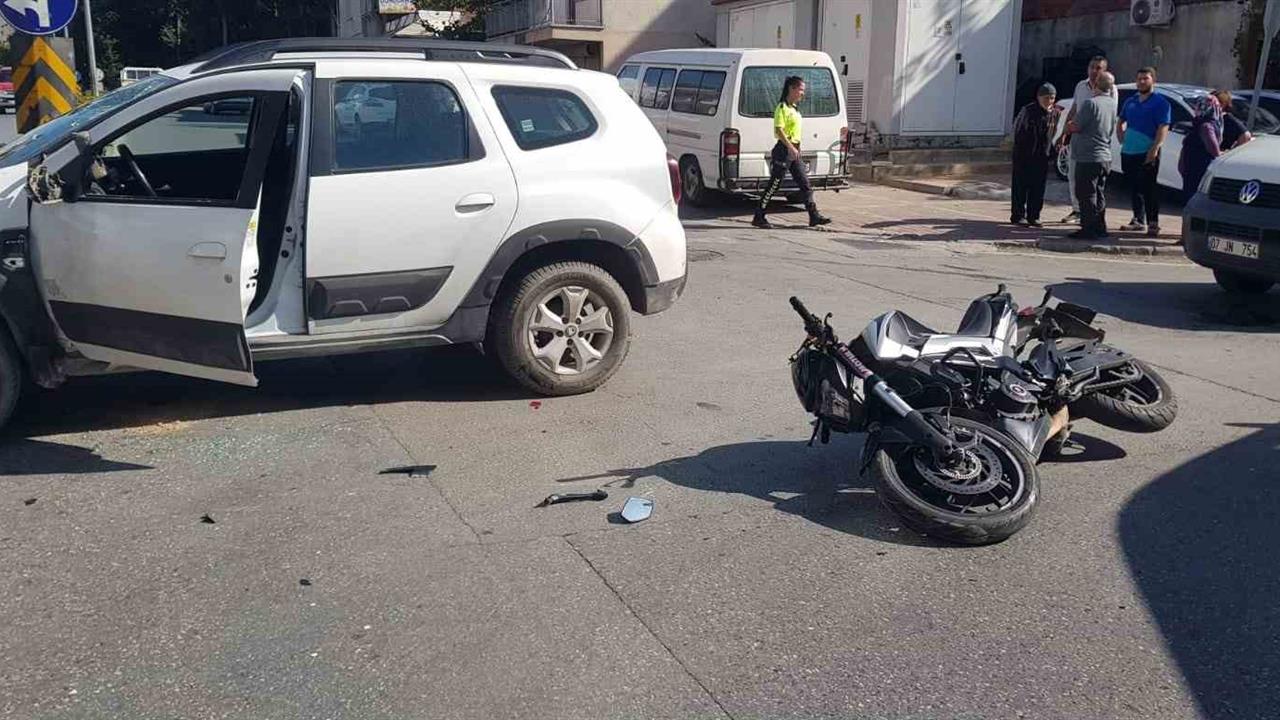 Manavgat'ta Otomobil ve Motosiklet Çarpıştı: 1 Yaralı