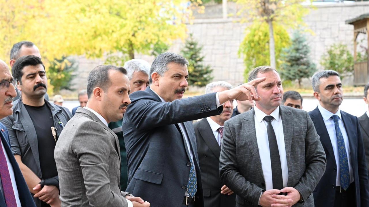 İspir'de Heyelan Bölgesine Kaya Tahkimatı Yapılıyor