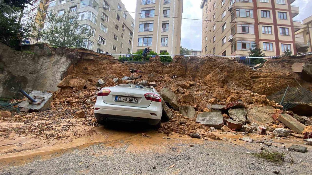 Maltepe'de İstinat Duvarı Çöktü: Park Halindeki Araçlar Zarar Gördü