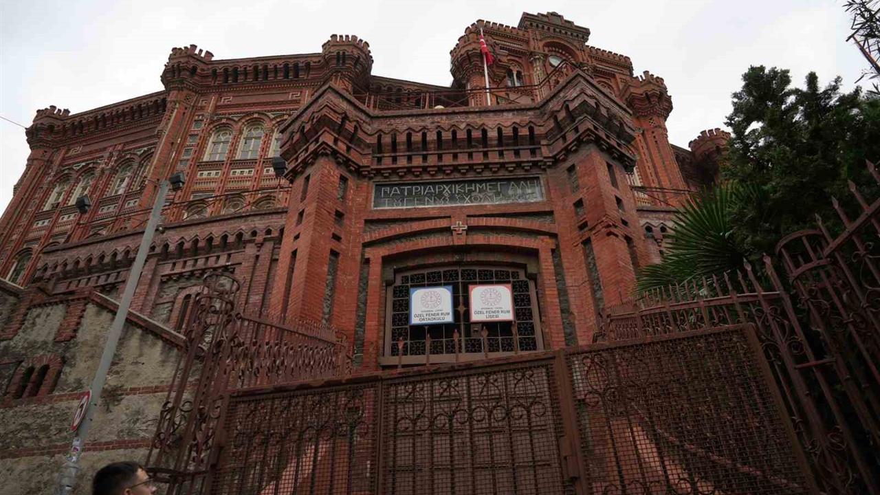 Fener Rum Okulu Yeni Bina Arayışında Zor Günler Geçiriyor