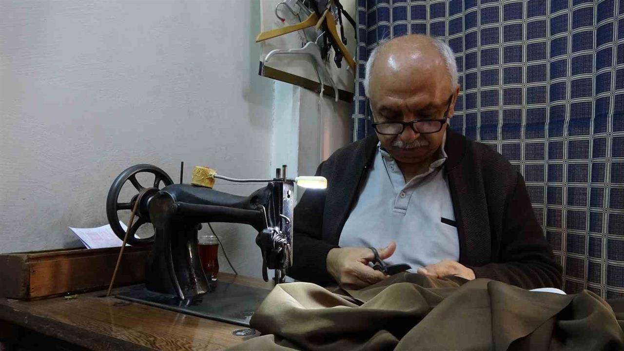 Gaziantep'te 75 Yıllık Makine ile Terzilik Yapıyor