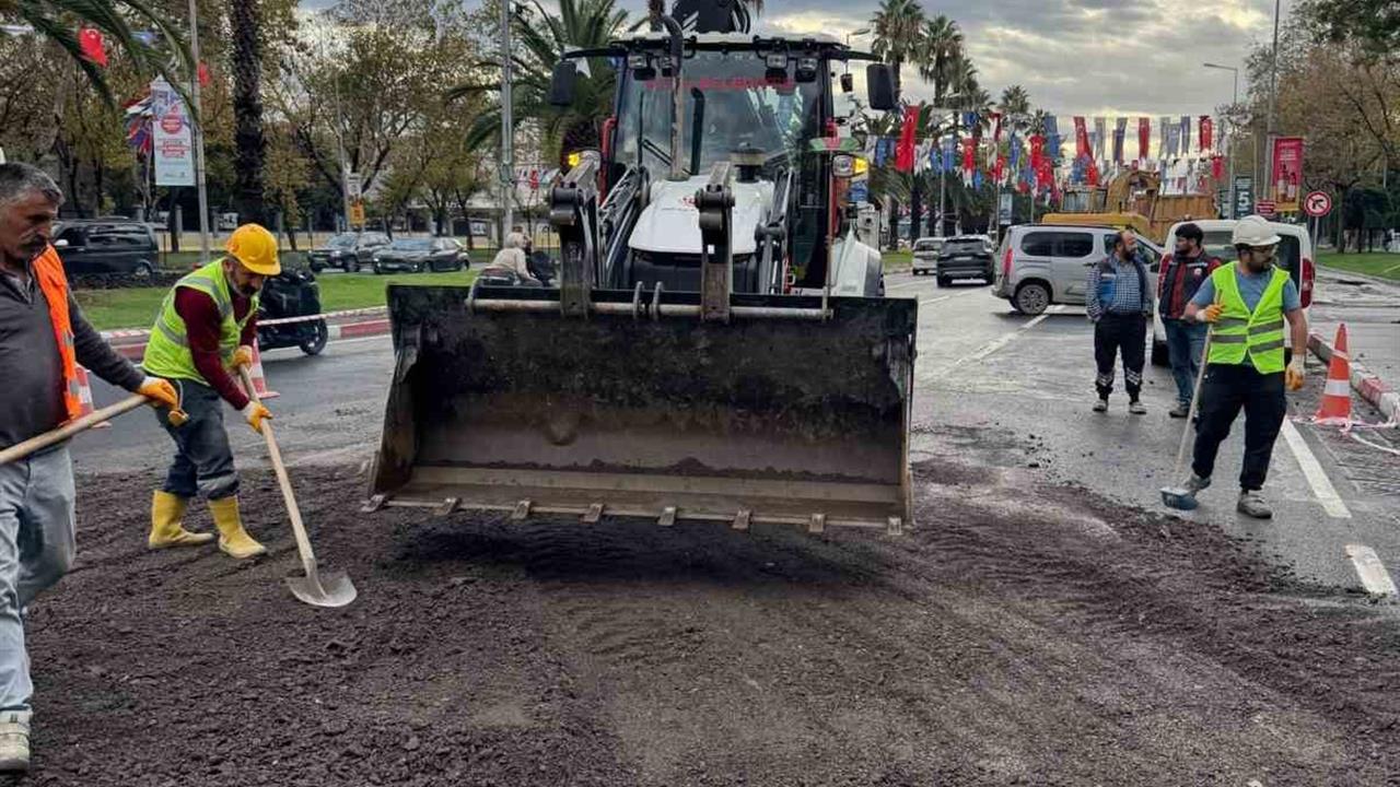 Vatan Caddesi'nde Yol Çökmesi: Fatih Belediyesi Müdahale Etti