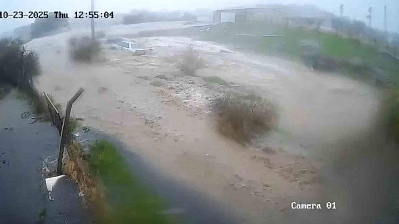 Foça'da Sel Felaketi: Bülent Kaptanoğlu'nun Aracı Suya Kapıldı