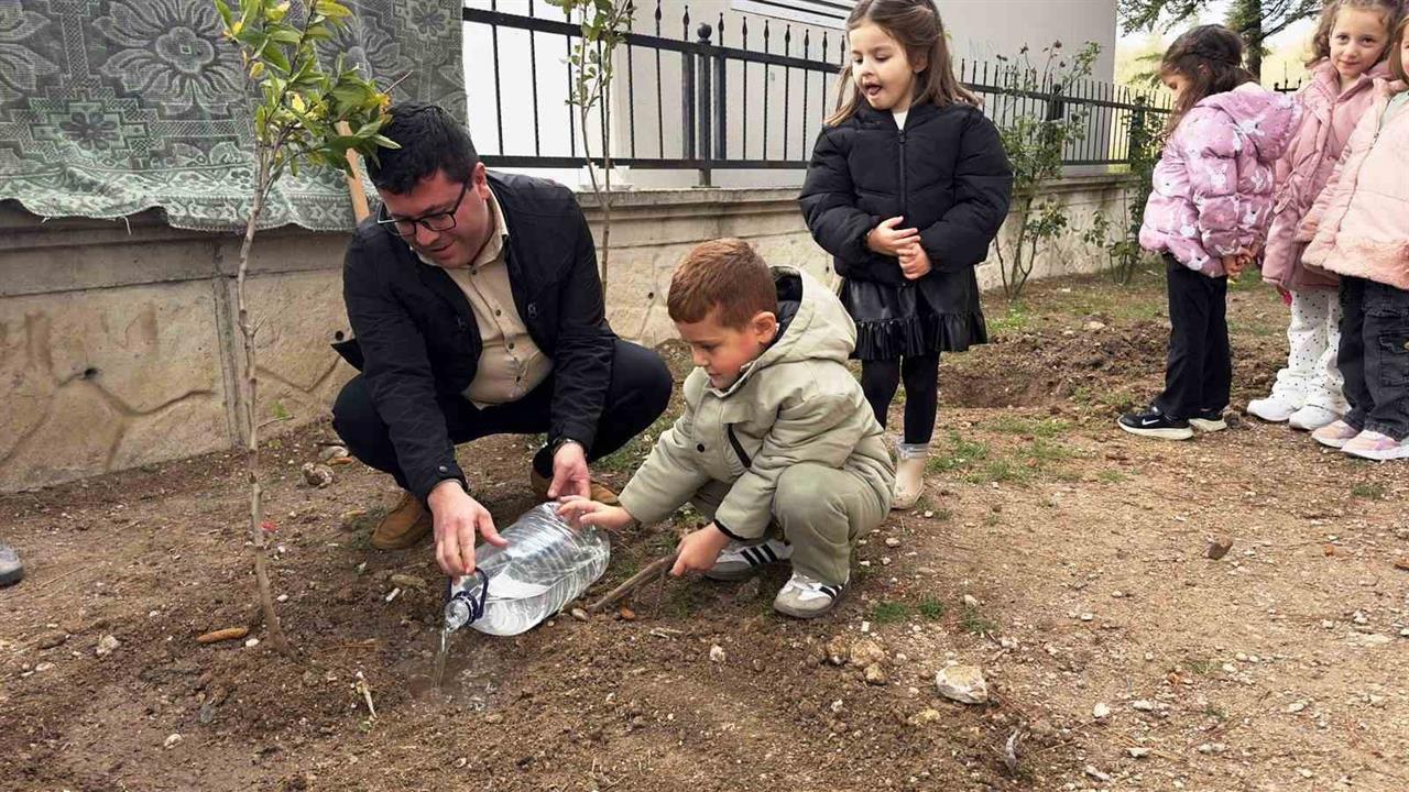 Kütahya'da Miniklere Fidan Dikimi Eğitimi Verildi