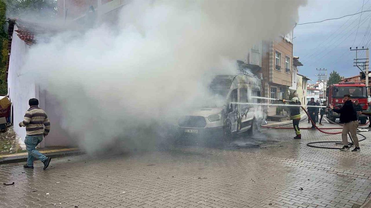 Vezirköprü'de Park Halindeki Minibüs Yandı: Maddi Hasar Var