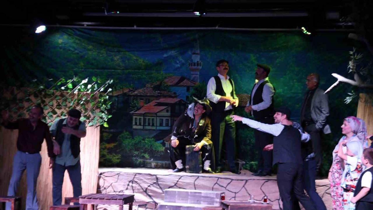 İnegöl'de "Komşu Köyün Delisi" Tiyatro Oyununa Yoğun İlgi