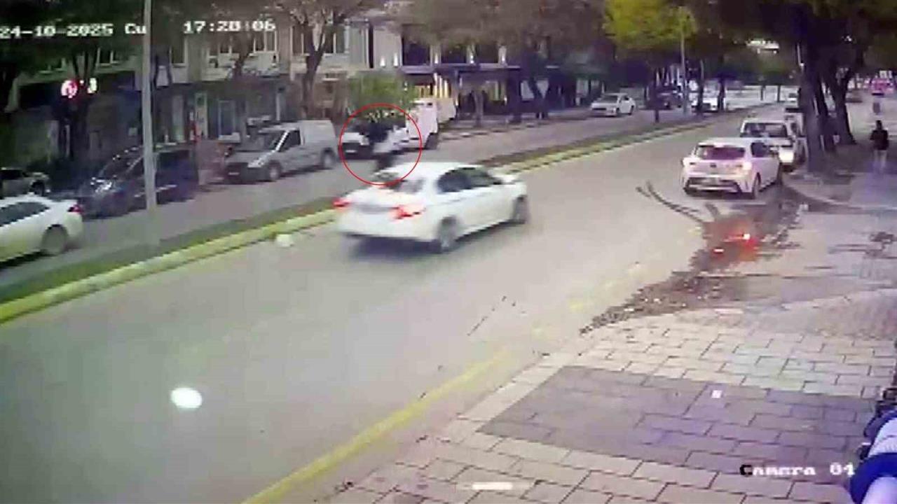 Sakarya'da otomobilin çarptığı kadın metrelerce savruldu