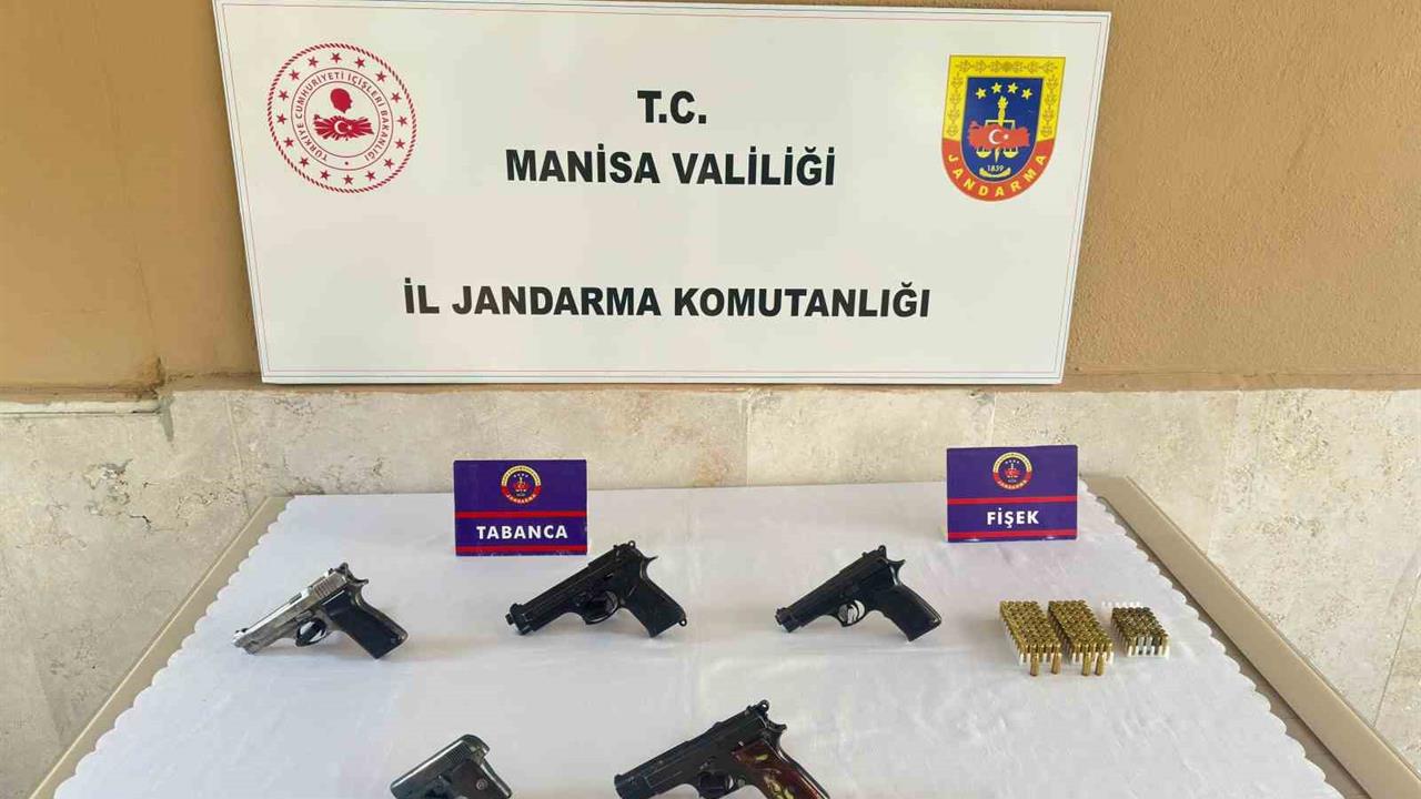 Manisa'da Silah Kaçakçısına Operasyon: 5 Tabanca Ele Geçirildi