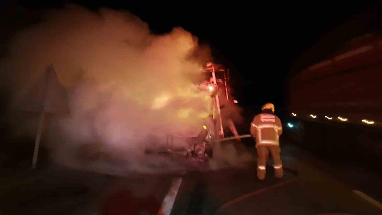 Balıkesir'de Gece Saatlerinde Araç Yangını Meydana Geldi