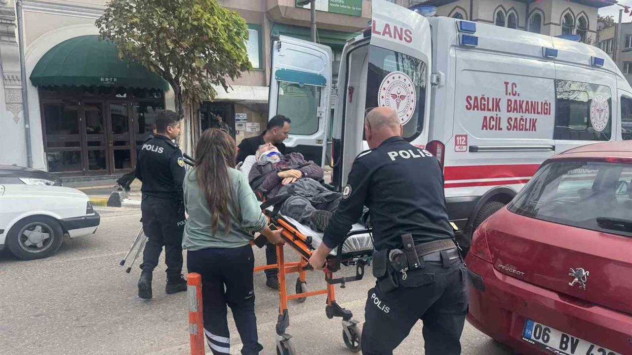 Bandırma'da Yaşlı Adam Fenalaştı, Hastaneye Kaldırıldı