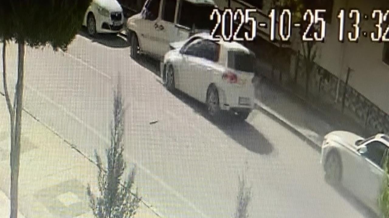 Aksaray'da Park Halindeki Araçlara Çarpan Otomobil Hasara Neden Oldu