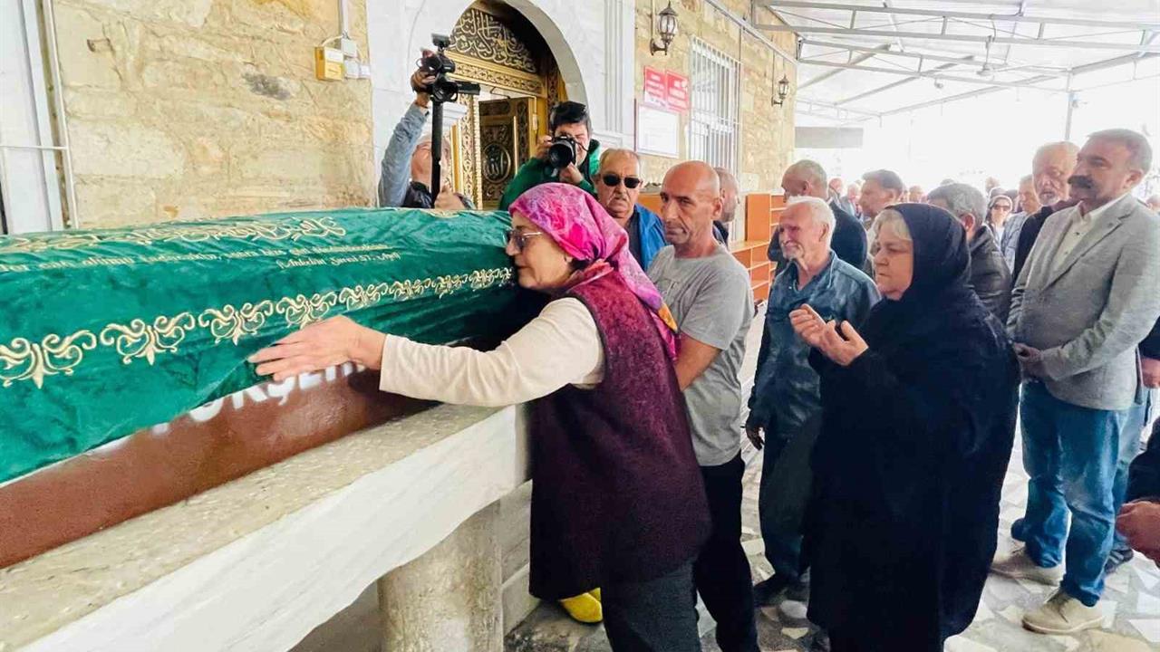 Foça'da Sel Felaketinde Hayatını Kaybeden Bülent Kaptanoğlu Toprağa Verildi