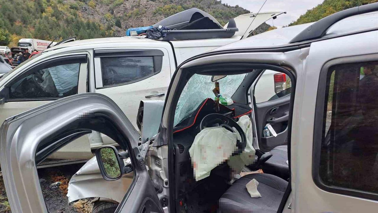 Artvin'de Zincirleme Trafik Kazası: 4 Yaralı