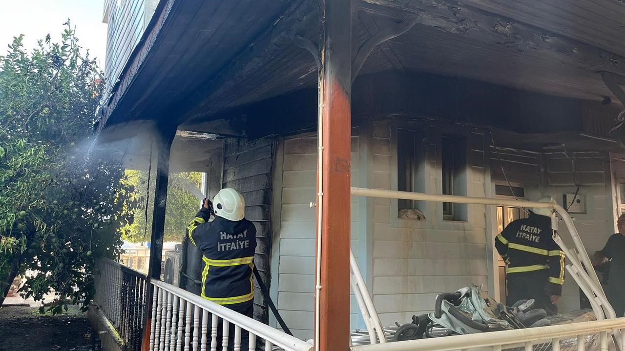 Arsuz'da Korkutan Yangın: Çatı Zarar Gördü