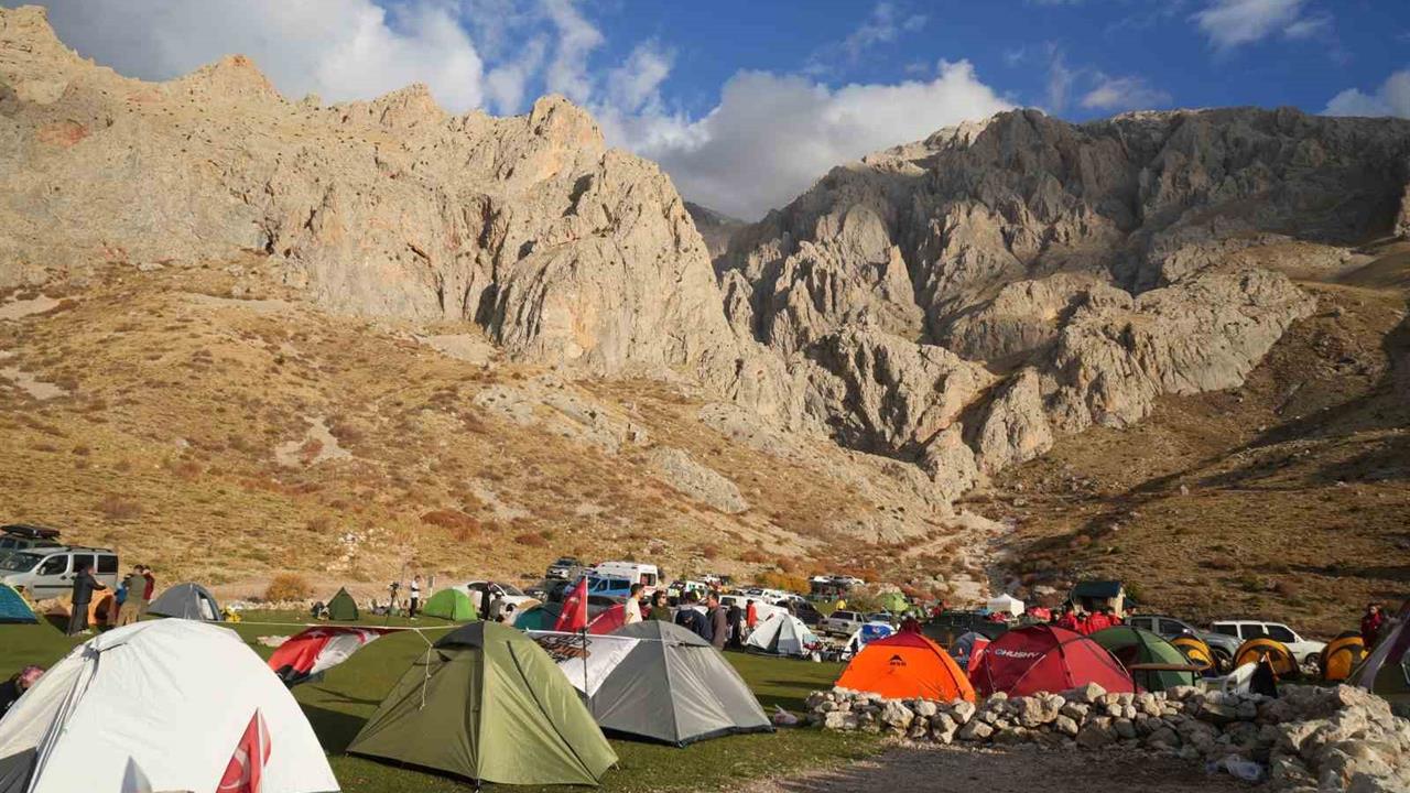 Cumhuriyet'in 102. Yılında Dağcılar Emler Zirvesi'nde Buluşuyor