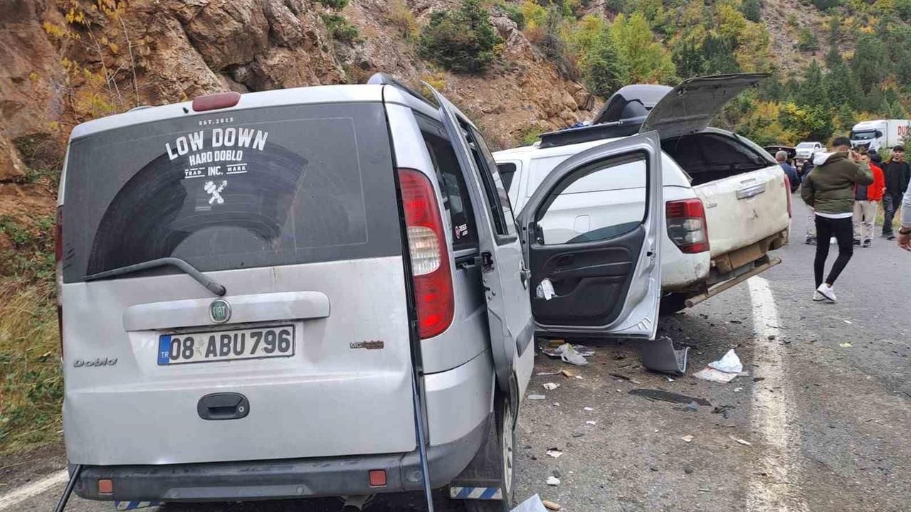 Artvin'de Zincirleme Kaza: 24 Yaşındaki Genç Hayatını Kaybetti
