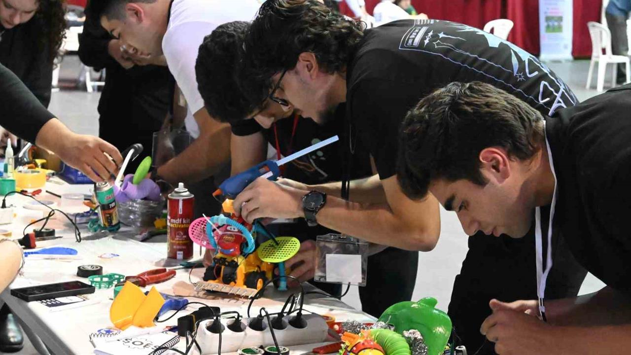 Eskişehir'de En Çirkin Robot Yarışması Düzenlendi