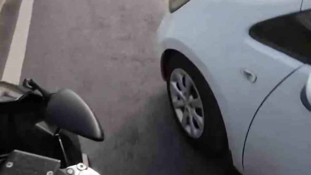 Bursa'da Motosikletlinin Ayna Kırma Anı Kameraya Yansıdı