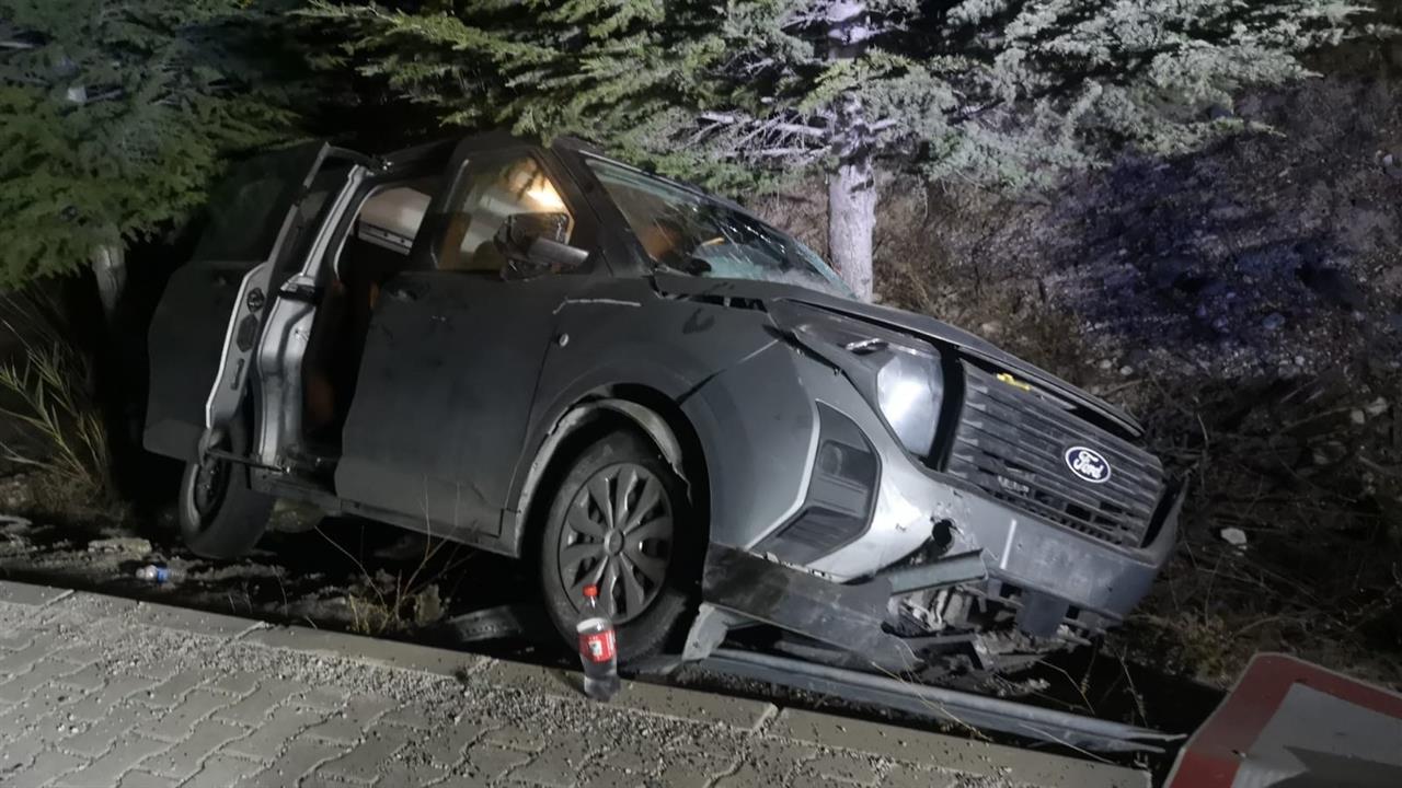 Malatya'da Hafif Ticari Araç Refüje Çarptı: 1 Yaralı