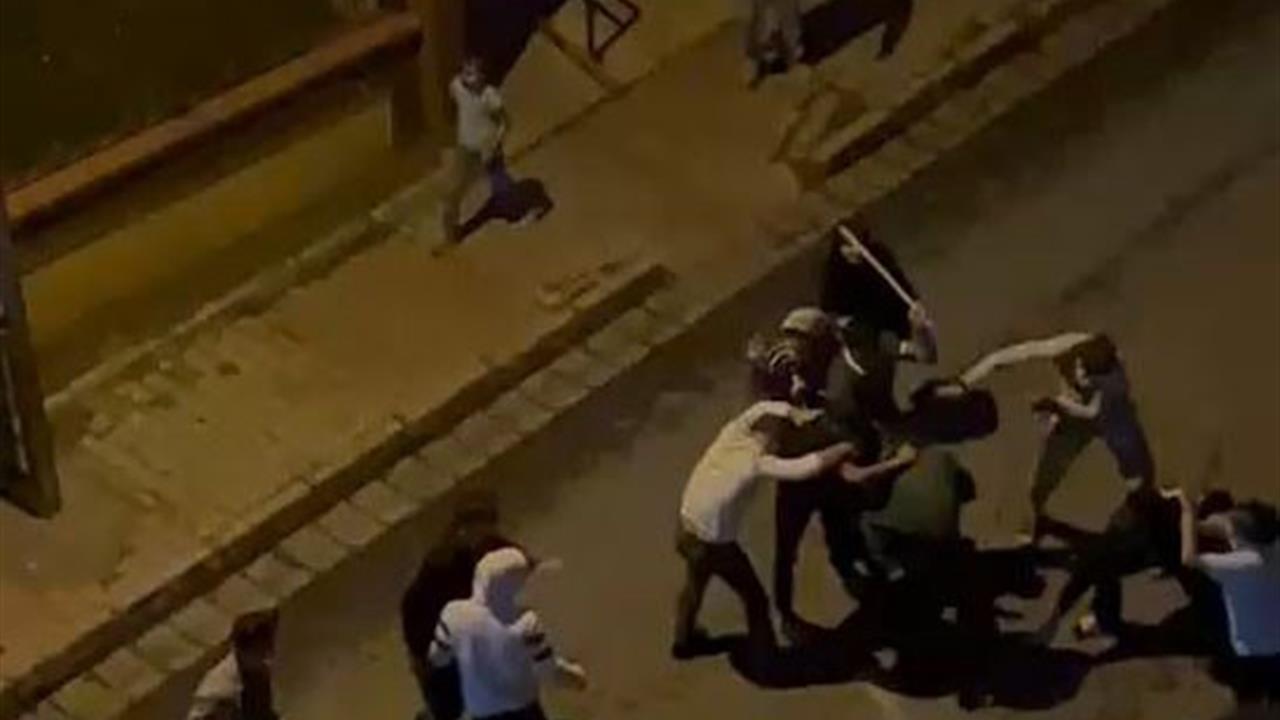 Küçükçekmece'de Sopalı Kavga Kamerada Görüntülendi