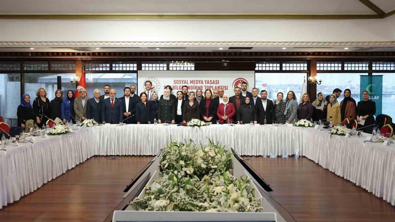 Bakan Göktaş, STK Temsilcileriyle Sosyal Medya Düzenlemesini Görüştü