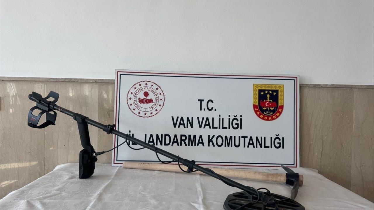 Van'da Define Arayanlara Suçüstü: 4 Gözaltı