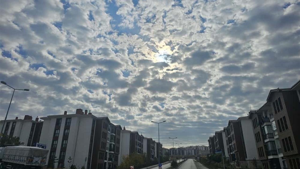 Elazığ'da Sirrokümülüs Bulutları Görsel Şölen Oluşturdu
