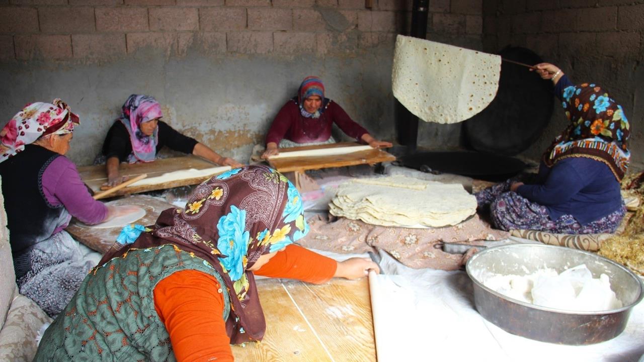 Kahramanmaraş’ta Kadınlar İmece ile Kış Ekmeği Yapıyor