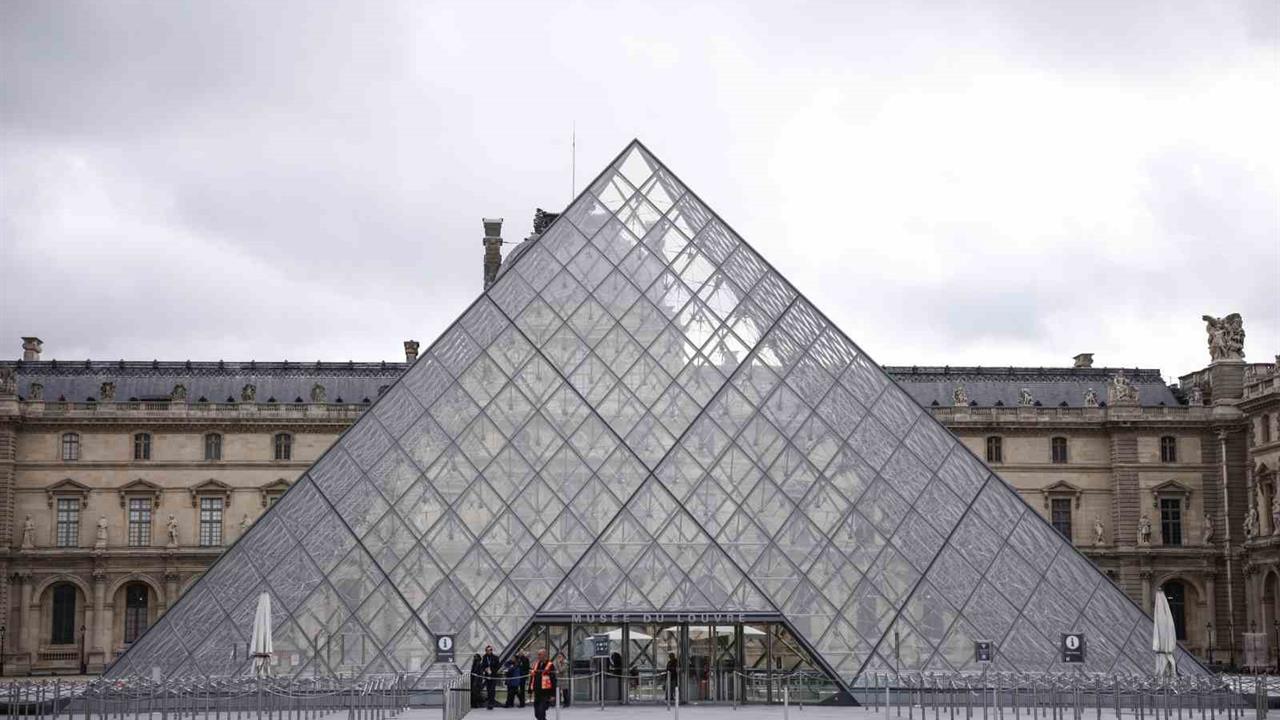 Louvre Müzesi Soygununda İki Şüpheli Gözaltında