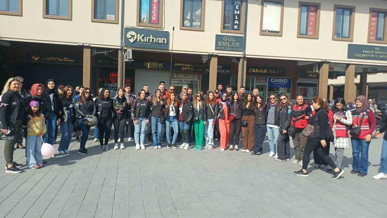 Balıkesir'de Kadınlar Meme Kanseri İçin Motosiklet Turunda Bulundu