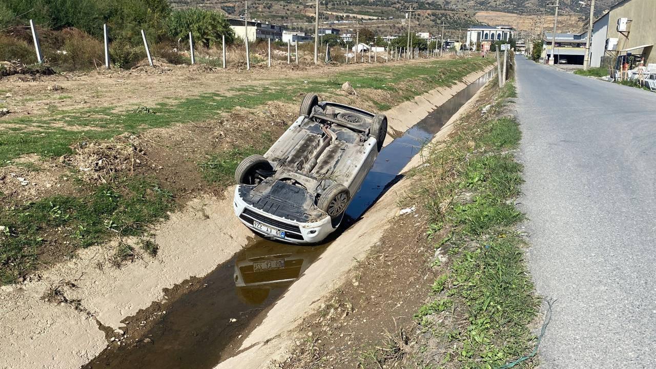 Efeler'de Otomobil Kanalda Ters Döndü: Yaralı Yok