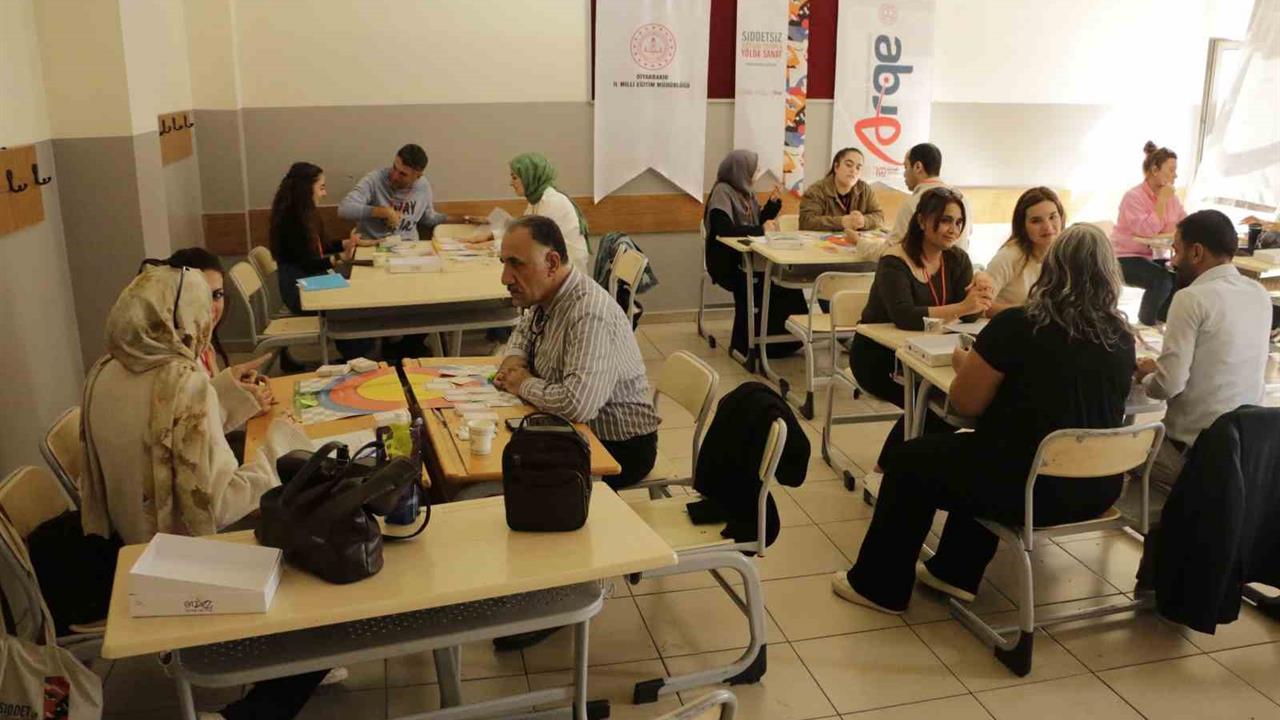 Diyarbakır'da Şiddetsiz İletişim Eğitimi Devam Ediyor