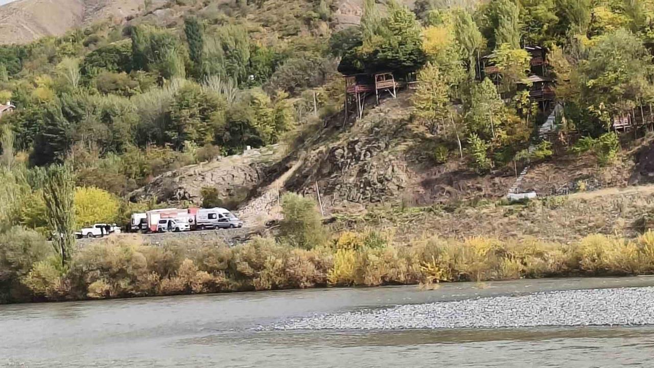 Elazığ'da Nehirde Mahsur Kalan Aile Kurtarıldı