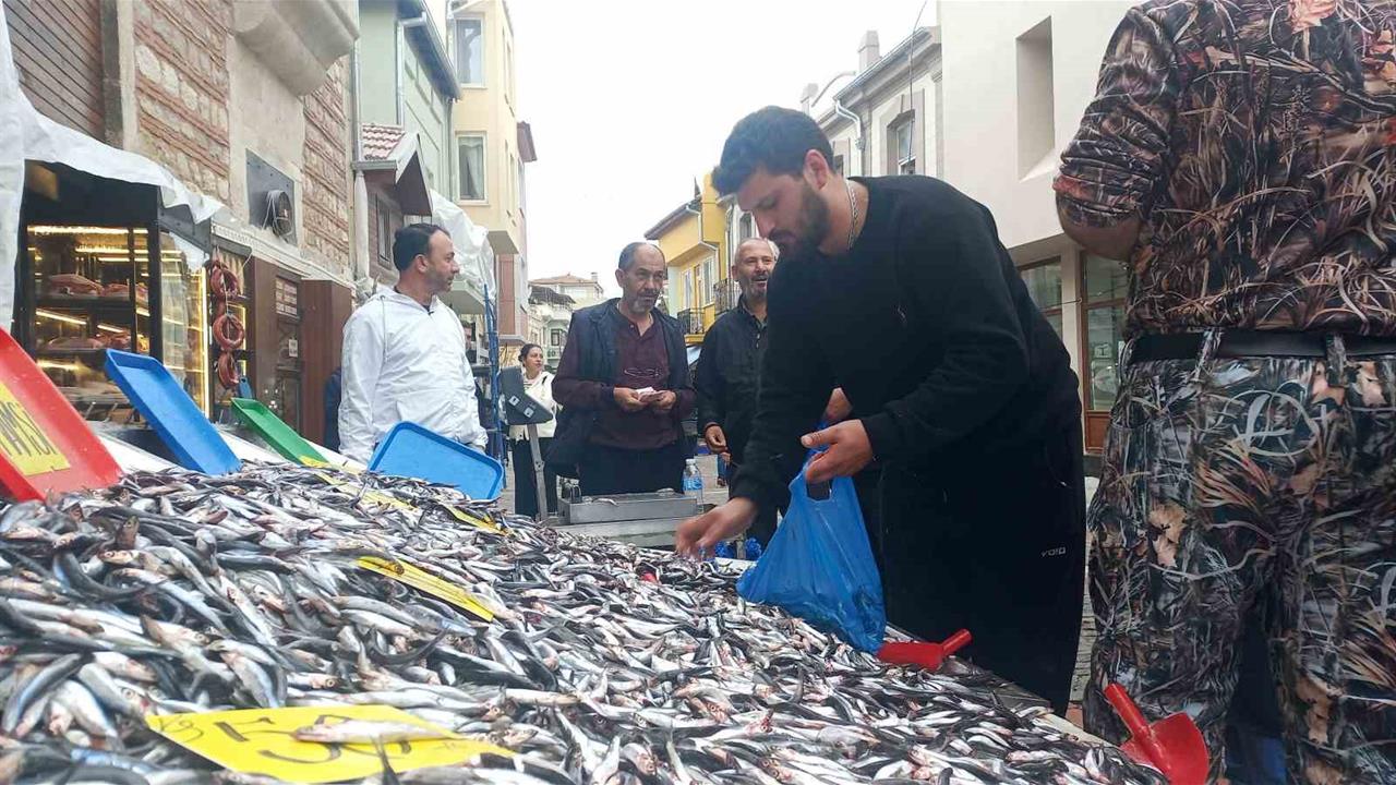 Edirne'de Hamsi Fiyatları Düşüşte: 50 Lira Oldu