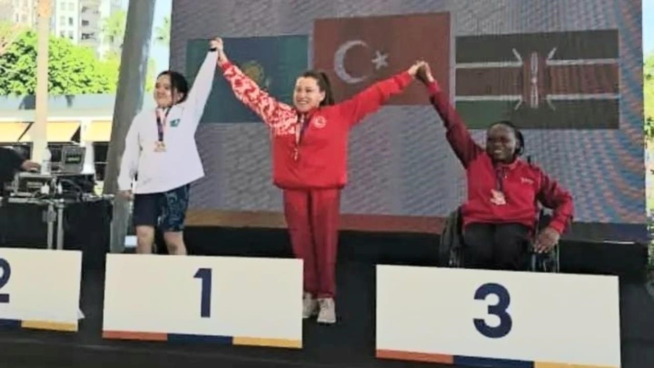 Mersin'de Besra ve Özlem Kürsüye Çıktı