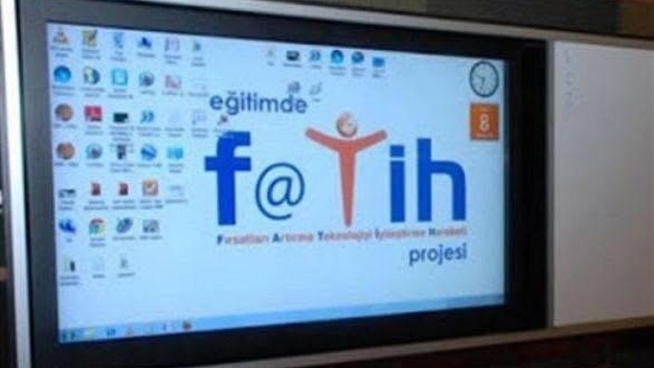 Sarıgöl'de Dört Eylül İlkokulu'na 26 Akıllı Tahta Teslimi