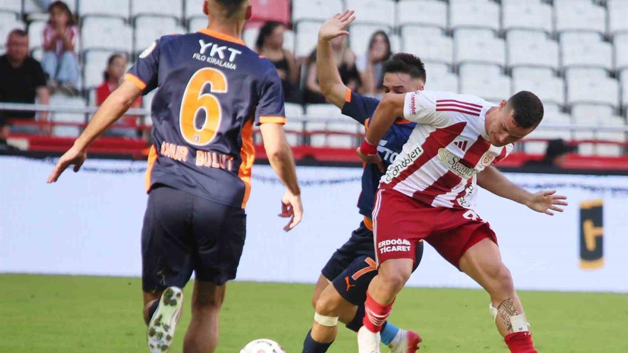 Antalya'da Antalyaspor, Başakşehir'e 0-4 Mağlup Oldu