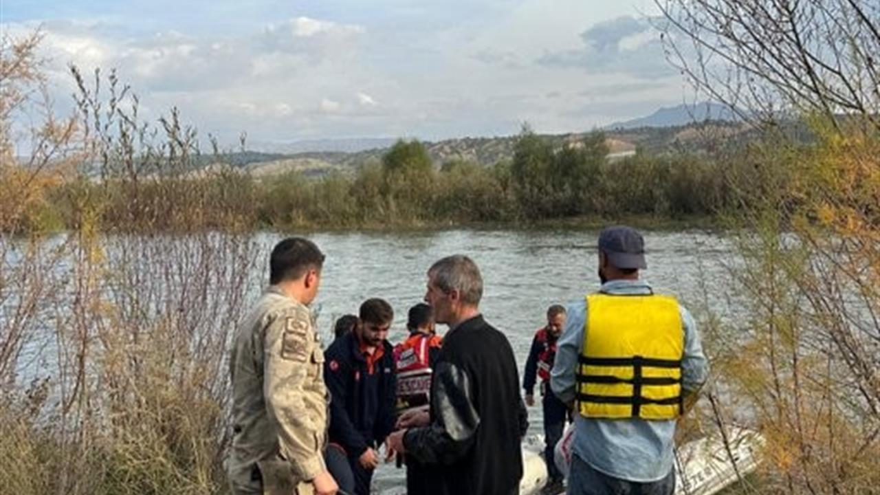 Bingöl'de Murat Nehri'nde Mahsur Kalan Vatandaşlar Kurtarıldı
