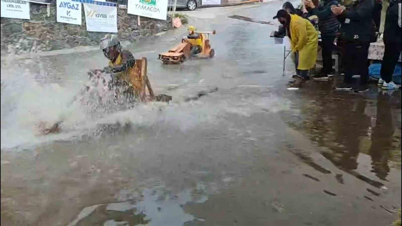 Rize'de Yağmura Rağmen Tahta Araba Yarışları Coşkuyla Gerçekleşti